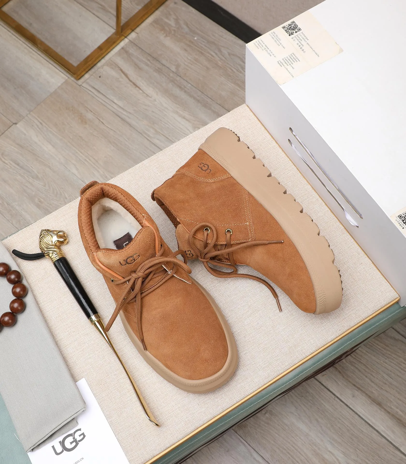 Men's shoes 💰620 Please note the quality of the original order and compare the thickness of the wool 🏮🏮 Popular UGG from Australia's warm luxury brand men's shoes, the official website is synchronized, Beckham men's style..., made of imported top-layer waxed cowhide, waxed toe cap, Australian genuine wool velvet lining Carefully sewn...Imported rubber Martin boots outsole (comfortable, soft and wear-resistant). I really like the quality..Exquisite workmanship. You can't put it down at first sight. Size 39-44